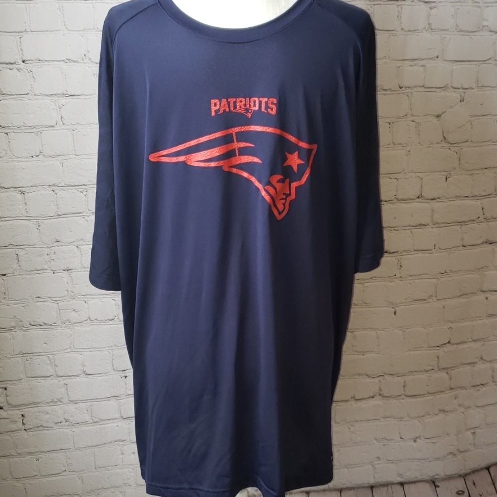 NWOT Men's New England Patriots cool base shirt